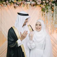 Menjadi pasangan pengantin baru, Vebby Palwinta dan Razi Bawazier tak henti berbagi cerita bahagia. Terbaru, mereka mengunggah ceritanya di Youtube (8/5/2020). Keduanya bercerita tentang awal mula berpacaran. (Instagram/vebbypalwinta)