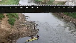 Anak-anak berenang menggunakan batang pohon pisang di bantaran Sungai Ciliwung, Jakarta, Selasa (15/5). Kurangnya pengawasan menyebabkan anak-anak tersebut bermain tidak pada tempatnya. (Liputan6.com/Immanuel Antonius)