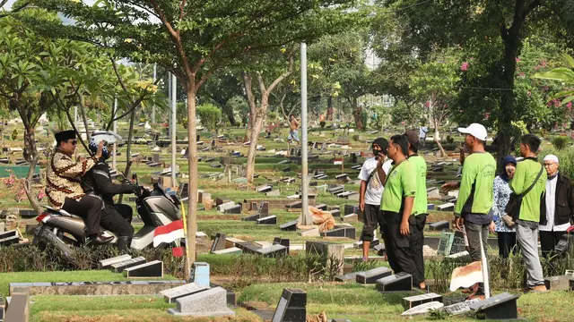 Menteri Pertahanan (Menhan) Prabowo Subianto berziarah ke makam ayahandanya, Prof Soemitro Djojohadikusumo.