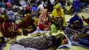 Calon pembeli menunggu dibukanya loket tiket mudik lebaran di Stasiun Kereta Kamalapur, Dhaka, Minggu (3/7). Pemudik Bangladesh rela antre berjam-jam dan bahkan menunggu jauh hari sebelum pembukaan loket tiket. (AFP PHOTO/MUNIR UZ ZAMAN)