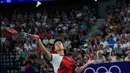 <p>Pebulutangkis Indonesia, Anthony Sinisuka Ginting berusaha mengembalikan bola saat menghadapi wakil Prancis, Toma Junior Popov pada laga terakhir Grup H nomor tunggal putra cabor bulutangkis Olimpiade Paris 2024 di Porte de la Chapelle Arena, Paris, Rabu (31/7/2024). Anthony Sinisuka Ginting kalah rubber-game 19-21, 21-17 dan 15-21. (Dok. NOC Indonesia/Naif Muhammad Al'as)</p>