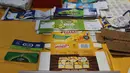 Label-label kemasan produk pangan yang sudah diperbaharui tanggal kedaluwarsa diperlihatkan  di sebuah gudang di Jalan Kalianyar I, Jembatan Besi, Tambora, Jakarta Barat, Selasa (20/3). (Liputan6.com/Arya Manggala)