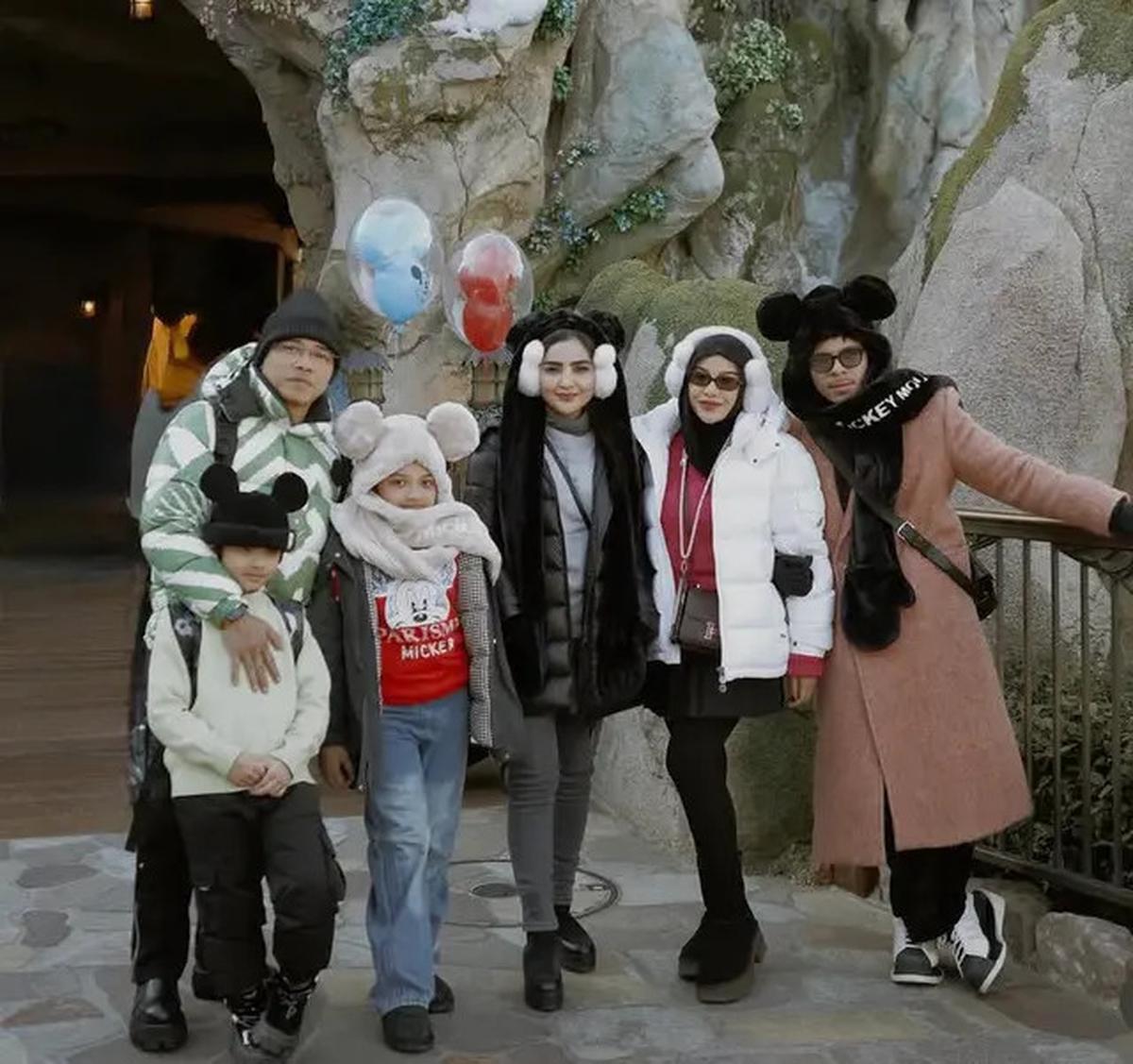 Tampilan OOTD Aurel Hermansyah Kenakan Rok Mini namun Tutup Tertutup Cocok untuk yang Berkerudung