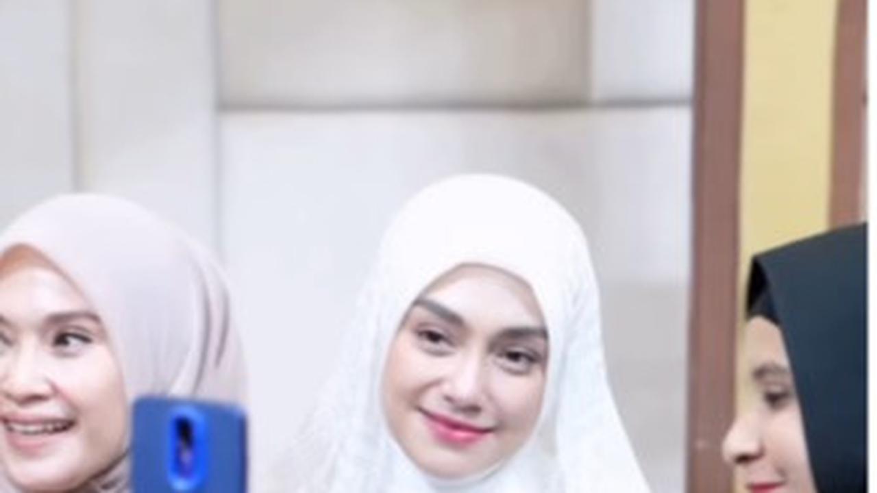 Potret Celine Evangelista Pakai Gamis Putih saat Jadi Bintang Tamu di Kajian Bali Muslim Festival