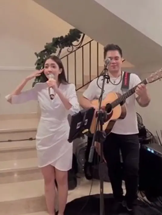 Sementara di sisi lain, Ririn Dwi Ariyanti justru terlihat malu-malu. Ia tampak akan menyanyikan sebuah lagu sebelum akhirnya menutup wajah dengan kedua tangannya. Tentu saja, ekspresi tersebut menuai beragam reaksi dari netizen. (Liputan6.com/IG/@bennysimanjuntak_)