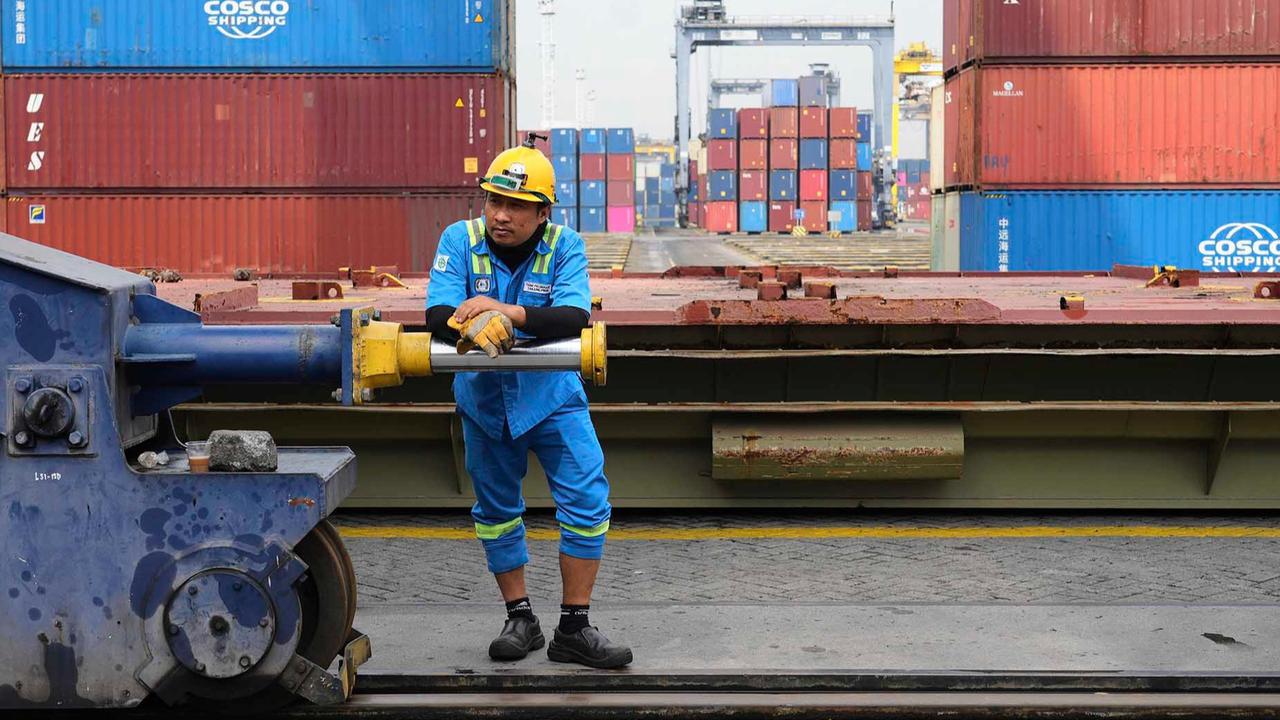 FOTO:  Kesibukan Bongkar Muat Kontainer JICT di Tengah Penetapan Tarif Impor Trump