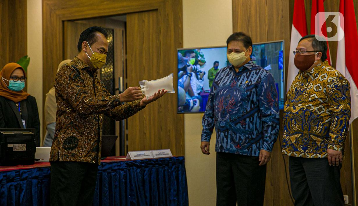 Menristek Bambang Brodjonegoro (kanan) dan Menko Bidang Perekonomian Airlangga Hartarto (tengah) saat memberikan GeNose C19 di Gedung Kemenko Perekonomian, Jakarta, Senin (22/3/2021). GeNose C19 diharapkan dapat semakin dikenal dan dimanfaatkan secara lebih masif. (Liputan6.com/Faizal Fanani)