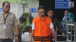 Sekretaris Dinas (Sekdis) PUPR Kabupaten Cirebon Gatot Rachmanto tiba di Gedung KPK, Jakarta, Selasa (11/12). Gatot diperiksa sebagai tersangka terkait dugaan jual beli jabatan dan proyek di Kabupaten Cirebon. (Merdeka.com/Dwi Narwoko)