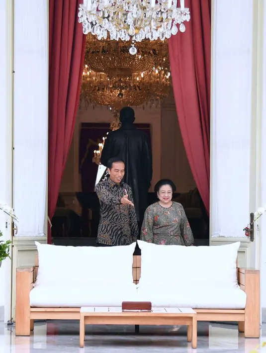 Presiden Joko Widodo (Jokowi) mempersilahkan Megawati Soekarnoputri untuk duduk di bangku teras belakang Istana Merdeka, Jakarta, Senin (21/11). Pertemuan tersebut membahas kondisi politik nasional, ekonomi dan pilkada. (Biropres Kepresidenan/Laily)