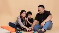 Berikan contoh yang baik pada anak/copyright fimela/daniel