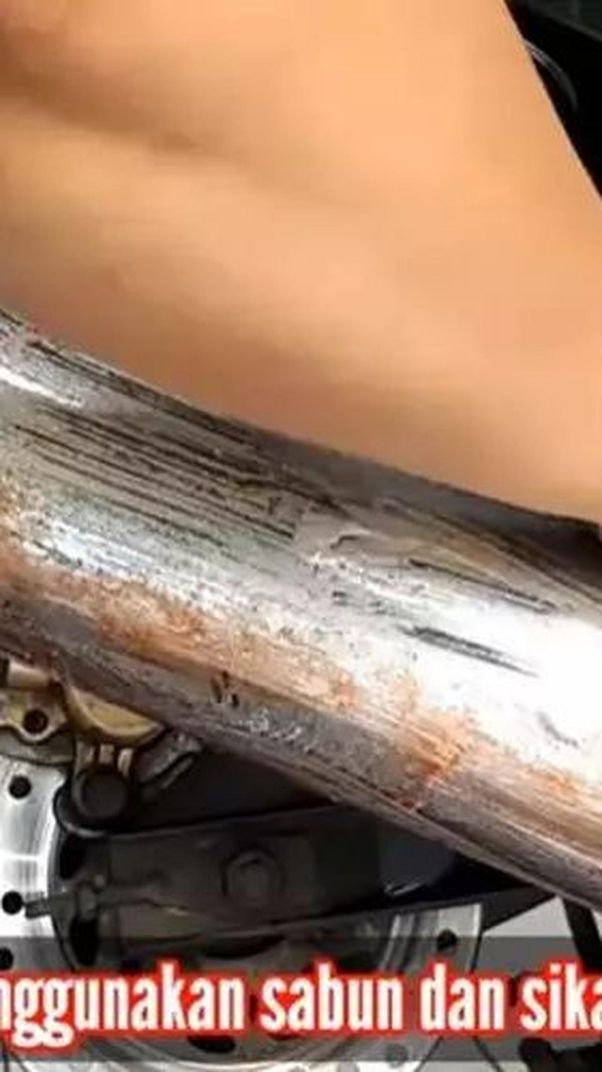 Oles Racikan Pembersih pada Knalpot