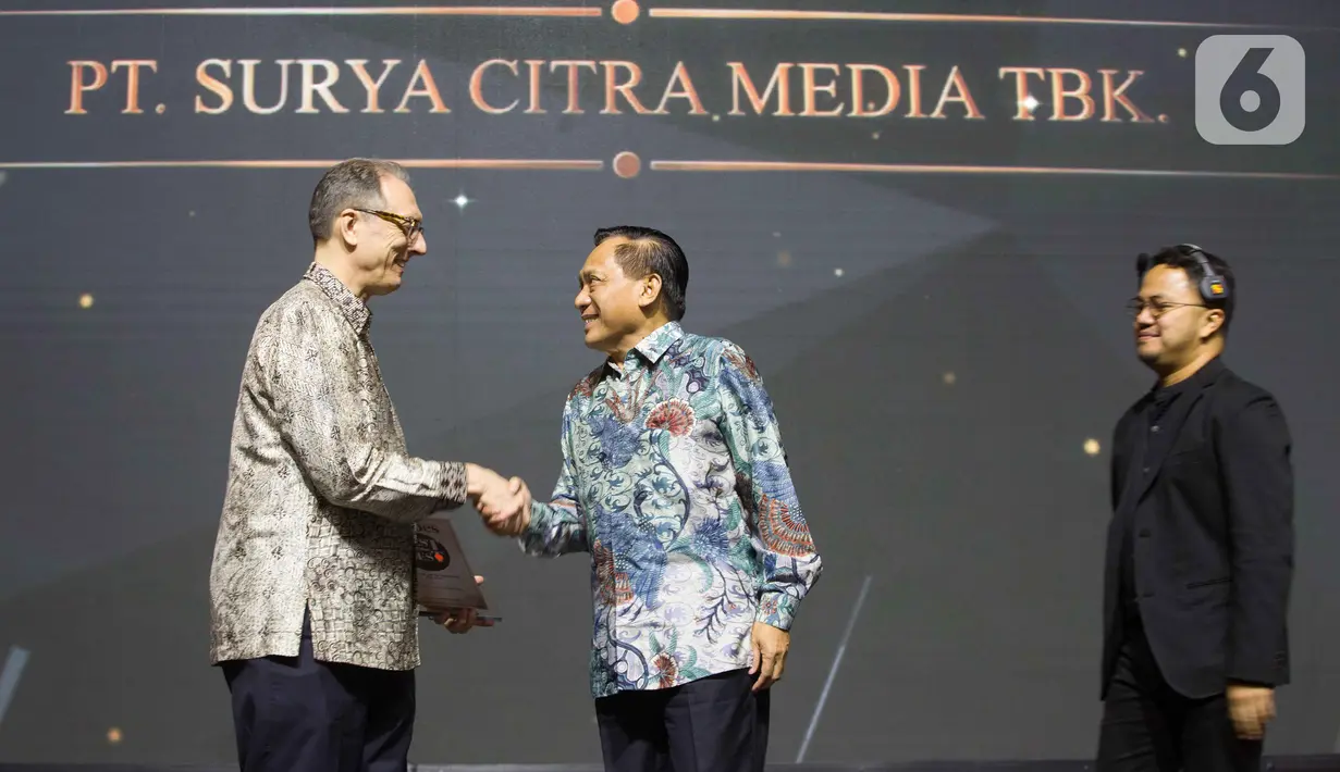 Direktur SCM, Imam Sudjarwo, menerima penghargaan dari Forbes Indonesia dalam acara bertajuk Best of the Best di Jakarta, Rabu (30/10/2019). PT Surya Citra Media Tbk (SCM) mendapat penghargaan sebagai salah satu dari 50 perusahaan terbaik yang telah terdaftar di BEI. (Liputan6.com/Faizal Fanani)