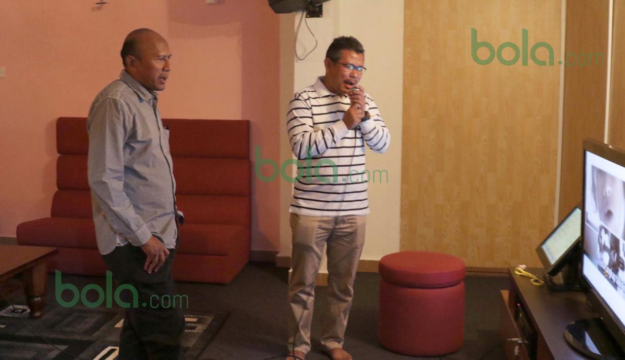 Rahmad Darmawan ikut berkaraoke-ria usai acara makan bersama dengan anggota T-Team di Klub Eksekutif Bandaraya Kuala Terengganu, Malaysia (25/01/2016). (Bola.com/Nicklas Hanoatubun)