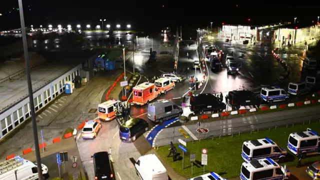 Layanan darurat mendatangi lokasi penyanderaan di bandara Hamburg, Jerman. Foto: Jonas Walzberg/AP