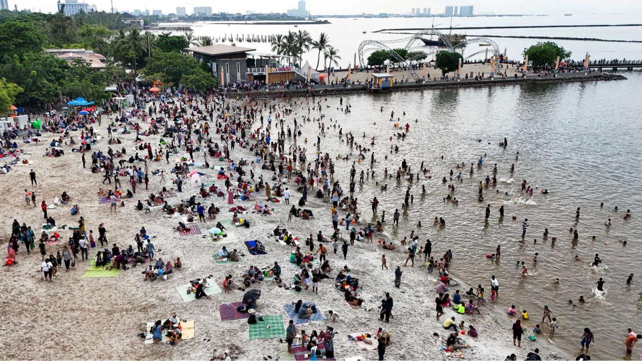 Ribuan warga berwisata di Pantai Ancol