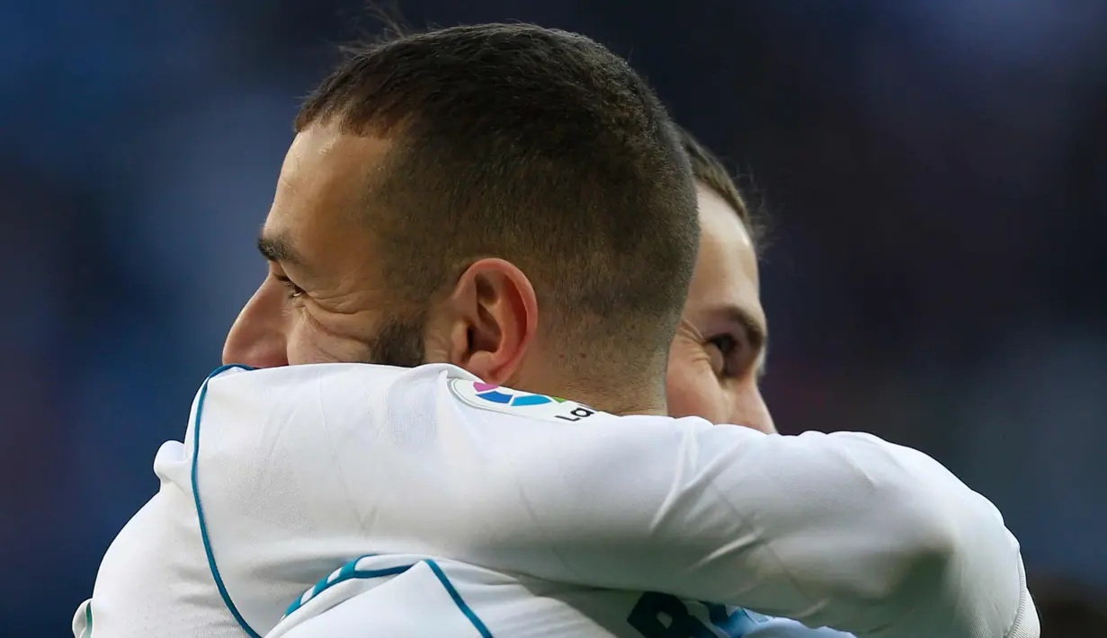 Penyerang Real Madrid, Gareth Bale melakukan selebrasi usai mencetak gol ke gawang Alaves pada lanjutan La Liga Spanyol di stadion Santiago Bernabeu (24/2). Madrid menang 4-0 atas Alaves. (AP Photo/Francisco Seco)