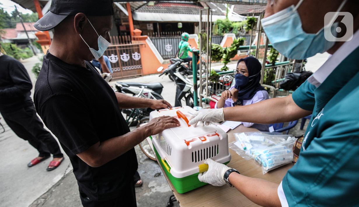 Warga membawa hewan peliharaanya untuk disuntik rabies di Jakarta, Rabu (27/10/2021). Vaksin rabies untuk hewan peliharaan warga berupa kucing dan anjing ini merupakan program Pemda untuk menjadikan kota Jakarta menjadi ramah hewan atau tanpa rabies. (Liputan6.com/JohanTallo)