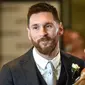 Ekspresi Lionel Messi  bersama istrinya Antonella Roccuzzo  usai melangsungkan pernikahan di Rosario, provinsi Santa Fe, Argentina (30/6). Dalam acara itu turut hadir Luis Suarez, Angel di Maria, Xavi Hernandez dan lainnya. (AFP Photo/Eitan Abramovich)