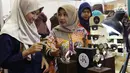 Pengunjung melihat jam tangan yang terbuat dari kayu dalam pameran Kriyanusa Dewan Kerajinan Nasional 2017, di JCC, Jakarta, Rabu (27/9). Acara ini digelar untuk memamerkan produk kerajinan dalam negeri. (Liputan6.com/Angga Yuniar)