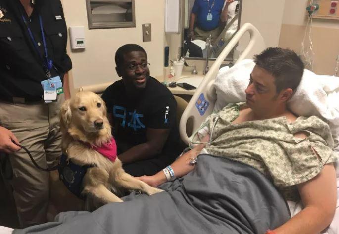 Michael Caster dijenguk Lois yang membantunya lebih nyaman usai penembakan Las Vegas. (Foto: Buzzfeed)