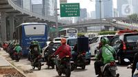 Kepadatan arus lalu lintas jalan Jenderal Gatot Subroto, Jakarta, Jumat (6/8/2021). Dirlantas Polda Metro Jaya mencatat, pada pelaksanaan PPKM level 4 minggu kedua terdapat kenaikan mobilitas warga Jakarta sebesar 26 persen dibanding saat PPKM Darurat dan PPKM Mikro. (Liputan6.com/Helmi Fithriansyah