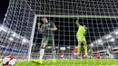 Pemain Jerman, Julian Draxler (kiri) memungut bola usai Jerman mengalahkan Norwegia pada kualifikasi piala dunia 2018 di Stadion Ullevaal, Oslo, Norwegia, (5/9/2016) dini hari WIB.  (EPA/Vegard Wivestad Grott NORWAY OUT)