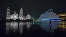 Dekorasi cahaya peringatan 500 tahun perlawanan Meksiko-Tenochtitlan terhadap Spanyol di Zocalo Square Mexico City, 12 Agustus 2021. Pada 13 Agustus, Meksiko akan memperingati 500 tahun "jatuhnya" ibu kota Aztec Tenochtitlan ke tangan para penakluk dan sekutu pribumi mereka. (CLAUDIO CRUZ/AFP)