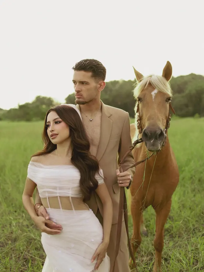 Tinggalkan Nuansa Adat, Jennifer Coppen dan Justin Hubner Tampil Romantis dengan Kuda di Sesi Prewedding