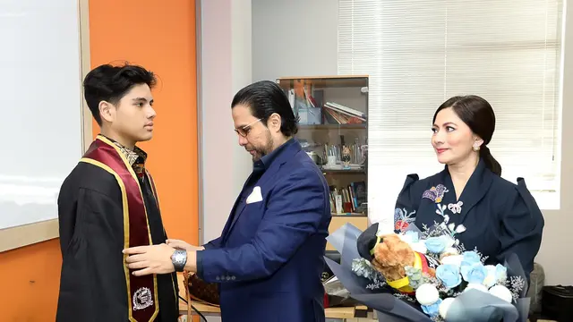 Tampil Kompak, Ini 7 Momen Wisuda SMA Putra Cut Keke dan Malik Bawazier
