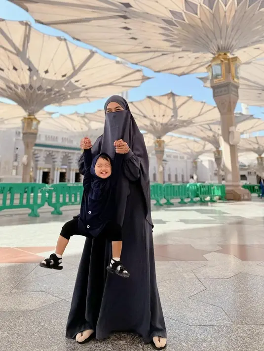 Ria Ricis justru hanya mengunggah foto dengan anak semata wayangnya, Moana