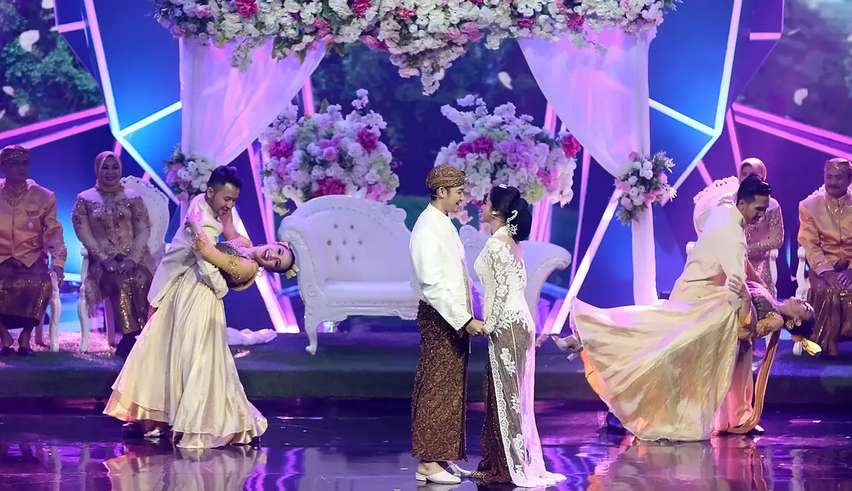 Diawali dengan iring-iringan yang menyertai kedatangan kedua mempelai dan rombongan keluarga, resepsi mereka berlangsung meriah. (Bambang E.Ros/Bintang.com)