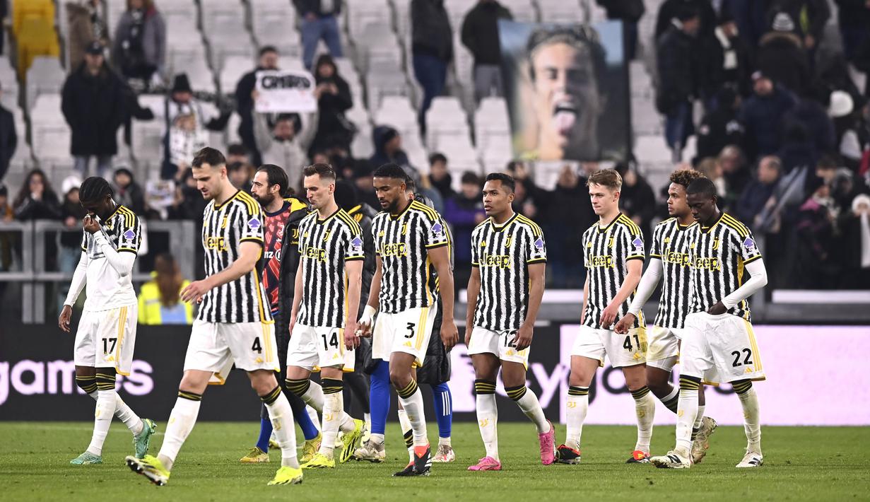 Pemain Juventus tertunduk lesu setelah ditaklukan Udinese pada laga lanjutan pekan ke-24 Serie A di Allianz Stadium, Selasa (13/2/2024). Kekalahan ini membuat peluang Juventus mengejar Inter Milan di klasemen semakin sulit. (Fabio Ferrari/LaPresse via AP)