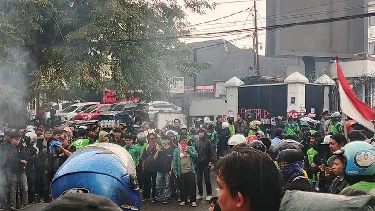 Demo di DPRD Jabar memanas