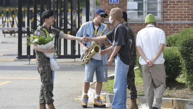 Jin BTS lulus wamil. (Im Byung-shik/Yonhap via AP)