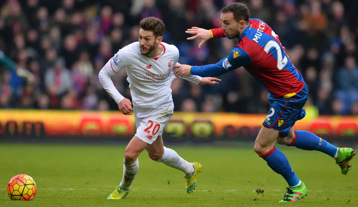 Adam Lallana (kiri) mengejar bola dari hadangan pemain Crystal Palace, Jordon Mutch pada lanjutan liga Inggris 2015-2016 di Stadion Selhurts Park, Minggu (6/3/2016) malam WIB. (AFP/Glyn Kirk)