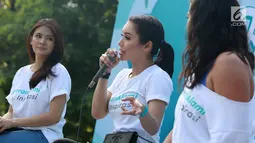 Aktris Devi Lanni berbicara dalam Andalan Freshtival Special Kartini Day di kawasan Senayan, Jakarta, Minggu (21/4). Acara yang digelar untuk memperingati Hari Kartini tersebut mengajak kaum wanita berani tampil menjadi inspirasi. (Liputan6.com/Immanuel Antonius)