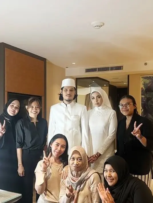 Sementara Virzha mengenakan beskap putih senada dengan pecinya. [@joiceanata]