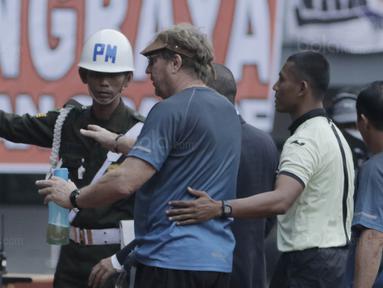 Pelatih PSM, Robert Rene Alberts, digiring keluar lapangan usai diusir wasit saat pertandingan melawan Persija pada laga Liga 1 di Stadion Patriot, Bekasi, Selasa  (15/8/2017). Persija bermain imbang 2-2 dengan PSM. (Bola.com/M Iqbal Ichsan)