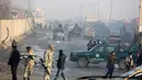 Suasana lokasi sehari setelah serangan di Kabul, Afghanistan (15/1). Menurut pejabat setempat, seorang pembom bunuh diri Taliban meledakkan kendaraan bermuatan bahan peledak pada Senin malam. (AP Photo/Rahmat Gul)