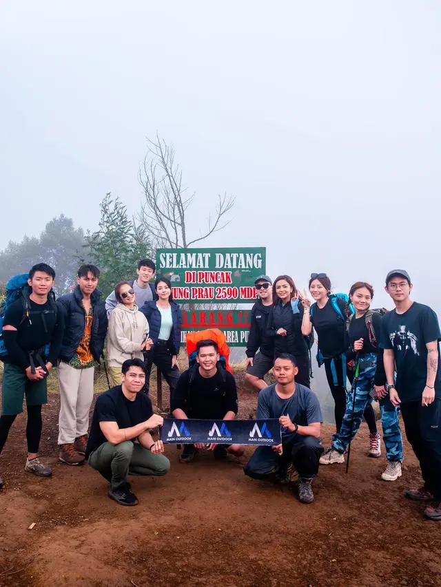 Bersama DJ Yasmine, Ini 7 Potret Seru Wendy Walters Mendaki Gunung Prau