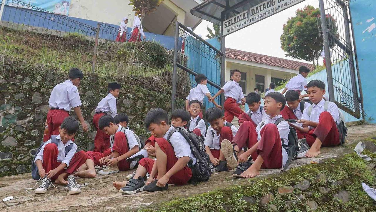 FOTO: Ketiadaan Jembatan  Penghubung Membuat Puluhan Siswa Menyeberang Sungai Menuju Sekolah di Dramaga Bogor