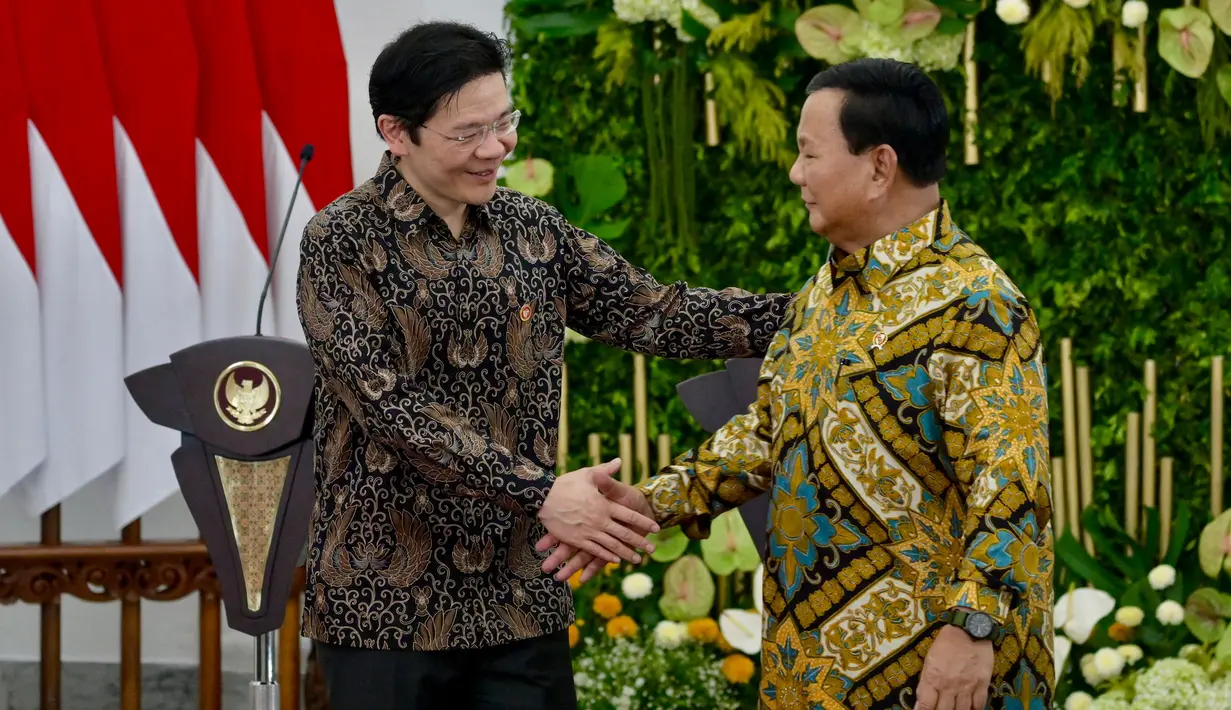 Menteri Pertahanan Indonesia, yang juga merupakan Presiden terpilih untuk 2024-2029, Prabowo Subianto (kanan) berjabat tangan dengan pemimpin Singapura berikutnya, Lawrence Wong setelah pertemuan mereka di Istana Kepresidenan Bogor, Jawa Barat, 29 April 2024. (BAY ISMOYO/AFP)