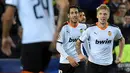 Gelandang Valencia, Daniel Wass (kanan) berselebrasi usai mencetak gol ke gawang Chelsea pada pertandingan Grup H Liga Champions di  Mestalla stadium, Spanyol (27/11/2019). Chelsea bermain imbang 2-2 atas Valencia. (AFP Photo/Jose Jordan)