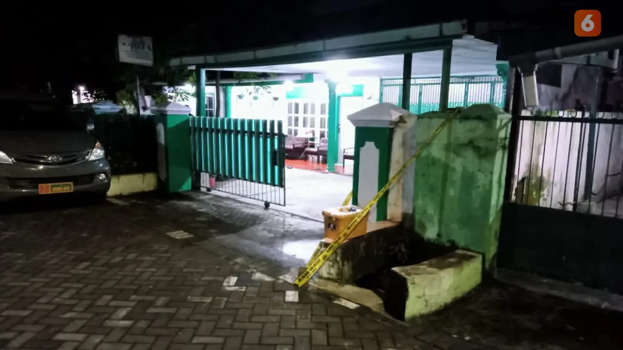 Paket dari KASAD dikira bom ternyata berisi sembako (Liputan6.com/Fauzan)