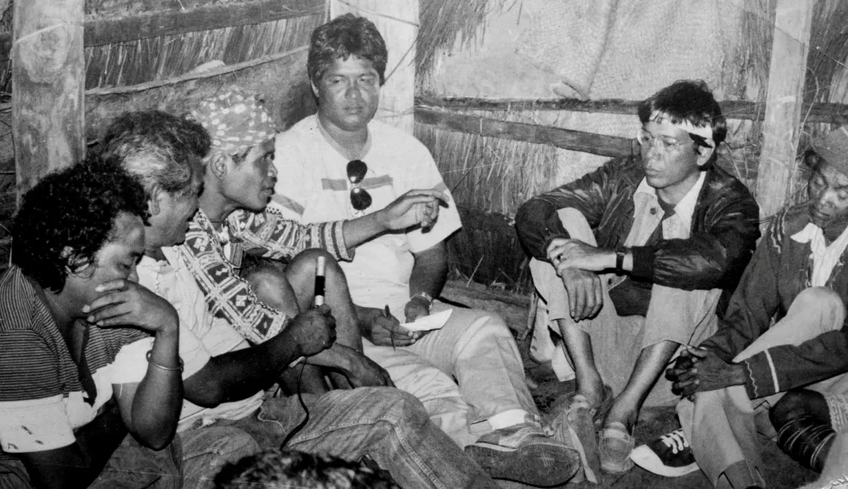 Rodrigo Duterte (kedua kanan) yang menjabat sebagai Wakil Wali Kota bersama Wali Kota Zafiro Respicio (keempat kiri) berbincang dengan warga suku Bagobo dalam penyelesaian perang antarsuku di pedalaman Davao pada 1987. (REUTERS/Renato Lumawag)