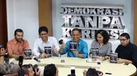 (ki-ka) Koordinator ICW, Adnan topan husodo, Ketua KPK Laode M Syarif,  Pakar Hukum Tata Negara Saldi Isra, Pakar Hukum Pidana UGM Zaenal Arifin Mochtar, Anggota ICW Lalola Easter saat bedah buku di Jakarta, Selasa (18/10). (Liputan6.com/Helmi Afandi)