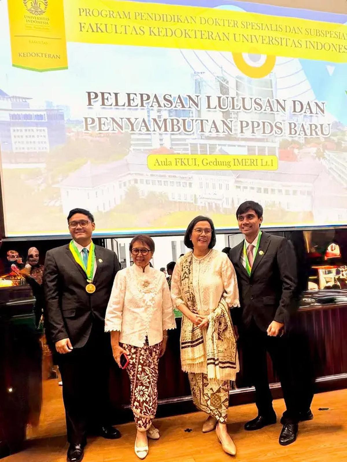6 Potret Kompak Sri Mulyani dan Retno Marsudi Hadiri Wisuda Anak, Tampil Elegan dengan Kebaya Putih