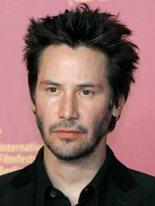Cepak dan gondrong sudah pernah menghiasi kepala Keanu Reeves, kini tak ketinggalan gaya rambut jabrik yang kerap menjadi favorit kaum pria. (Bintang/EPA)