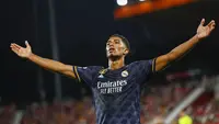 Selebrasi gelandang Real Madrid, Jude Bellingham setelah mencetak gol ketiga timnya ke gawang Girona pada laga pekan ke-8 Liga Spanyol 2023/2024 di Montilivi Stadium, Girona, Spanyol, Sabtu (30/9/2023) malam WIB. (AP Photo/Joan Monfort)