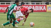Gelandang PS TNI, Erwin Ramdani, berusaha melewati gelandang Persija Jakarta, Hong Soon Hak, pada laga TSC 2016 di Stadion Pakansari, Bogor, Jumat (14/10/2016). Persija menang 2-1 atas PS TNI. (Bola.com/Vitalis Yogi Trisna)
